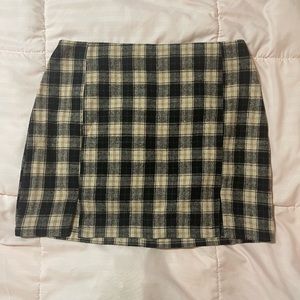 plaid mini skirt, never worn!! 💚